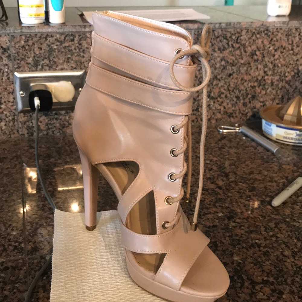 Heels - Picture 4 of 4